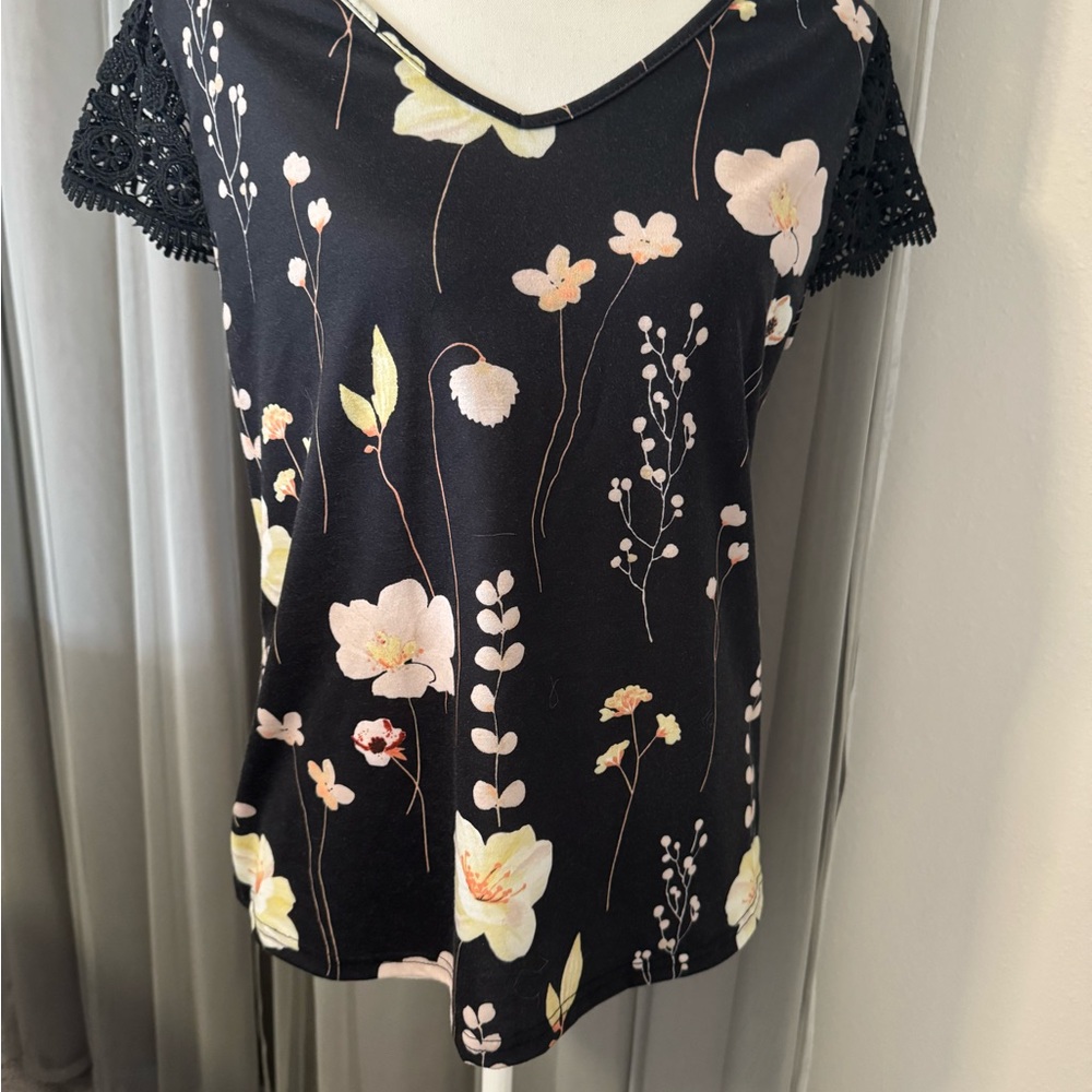 SHEIN Black Floral V Neck Crochet Sleeve Blouse Size L Lightweight Top - Picture 5 of 5
